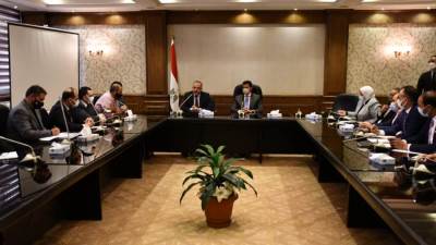 وزير الرياضة يبحث آخر استعدادات بطولة العالم للسلاح