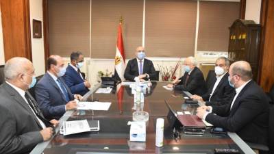 الجزار يلتقى ممثلى إحدى الشركات الوطنية لبحث التعاون فى مشروعات "حياة كريمة"