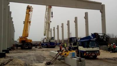 "قطاع الأعمال": بدء تركيب الهيكل الخرساني لأكبر مصنع غزل في العالم