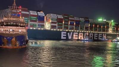 رئيس هيئة قناة السويس يكشف أخر المستجدات للسفينة الجانحة