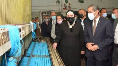 وزيرة الصناعة تتفقد المجمع الصناعي بالمحلة الكبرى .. و2.7 مليار دولار صادرات الغزل والنسيج