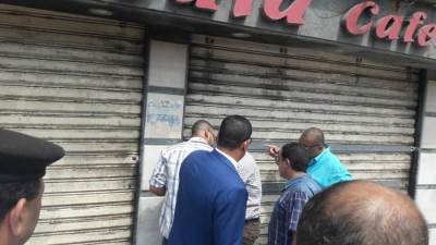 ما عقوبة عدم الالتزام بمواعيد إغلاق المحال والمقاهي؟