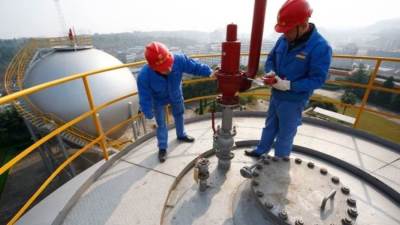 تراجع  الدولار الأمريكي.. وارتفاع أسعار النفط