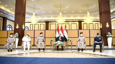 الرئيس يلتقي قادة القوات المسلحة ويناقش موضوعات الأمن القومي المصري (صور)