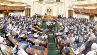 «البرلمان» يقف دقيقة حداد على أرواح ضحايا حادث قطار بنها 