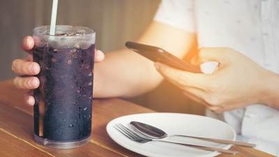 أضرار خطيرة تسببها المشروبات الغازية للجسم.. تعرف عليها