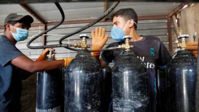 "محاولات فاشلة".. كيف ساهم انتشار الوباء بسوهاج في خلق أزمة أسطوانات الأوكسجين؟