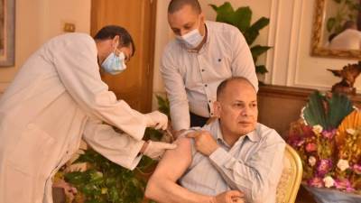 محافظ أسيوط يتلقى لقاح كورونا.. ويدعو المواطنين بسرعة التسجيل