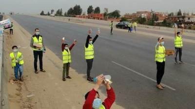 «كرم المنايفة».. شباب «شما» يوزعون العصائر والمياه على الدائري الإقليمي في رمضان (صور)