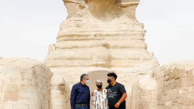 «العناني» يلتقي الأمريكية جلوريا والكر في أول أيام تحقيق حلمها بزيارة الأهرامات