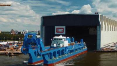 بعد رفع العلم المصري.. ماذا تعرف عن الكراكة مهاب مميش؟