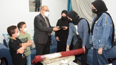 «الجمال» يزور أسر شهداء الأطقم الطبية بأسيوط ليقدم هدايا الرئيس