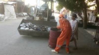 توزيع 23 معدة كنس وشفط الأتربة بمراكز وأحياء أسيوط في العيد 