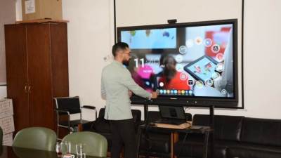 جامعة أسيوط تبحث التعاون مع شركات توفير الشاشات التعليمية الذكية