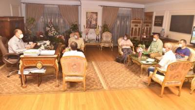 محافظ أسيوط: اعتماد 805 مليون جنيه للخطة الاستثمارية بالمحافظة لرصف الطرق 