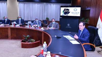 لتموين السيارات.. وزير البترول يتابع تنفيذ خطة التوسع باستخدام الغاز الطبيعى 