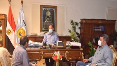 مباحثات محافظ أسيوط ومدير إدارة المواقف لحل مشكلة الزحام في أوقات الذروة