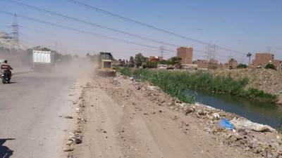 محافظ أسيوط: وحدة الانقاذ السريع ترفع مخلفات مباني وقمامة بالطريق الدائري