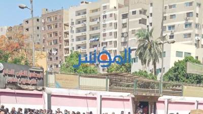 استمرار زحام وتكدس المسافرين للخارج.. «قومسيون أسيوط الطبي» لا يخشى كورونا  (صور)