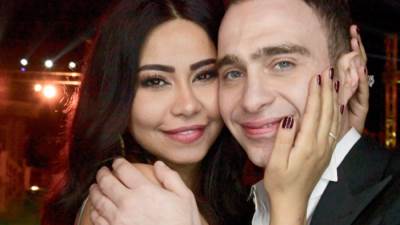 بصورة رومانسية .. شيرين عبد الوهاب تحتفل بعيد ميلاد زوجها حسام حبيب