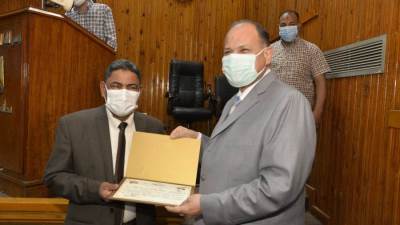 محافظ أسيوط يكرم مدير إدارة بالديوان العام لبلوغه سن االمعاش