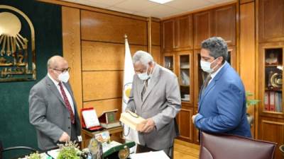 رئيس جامعة أسيوط يتسلم عينة من وحدة تجهيز واستخلاص النباتات العطرية