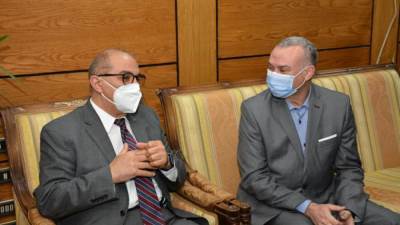 رئيس جامعة أسيوط يعلن عن إنشاء عيادات طبية تابعة لهيئة التأمين الصحي