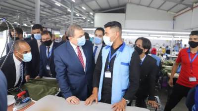 جولة ميدانية لوزير القوى العاملة داخل مصنع للملابس الجاهزة بالإسماعيلية..(صور)
