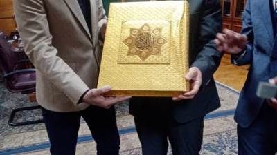 بالدرع والمصحف.. العاملون يكرمون رئيس جامعة أسيوط لمجهوداته في تحسين أوضاعهم