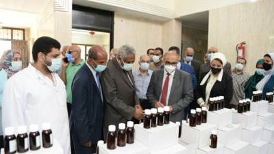 رئيس جامعة أسيوط يفتتح وحدة تجهيز واستخلاص النباتات الطبية والعطرية