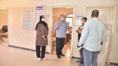  محافظ أسيوط يشدد بحسن معاملة المرضى والمترددين على مركز صحة «السراقنا»