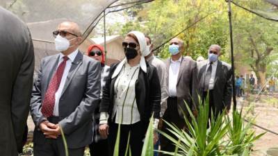 رئيس جامعة أسيوط يتفقد الصوبة العلمية لإنتاج نباتات الزينة  