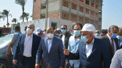 بتكلفة 24 مليون.. وزير التنمية المحلية يتفقد مجمع مدارس الرياض في بني سويف