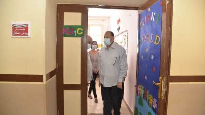  محافظ أسيوط يبحث إمكانية استيعاب المدارس لمرحلة رياض الأطفال