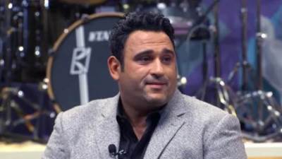 أكرم حسني يحتفل بطرح أغنيته " لو كنت" على "نجوم أف إم"