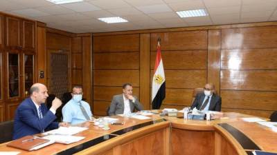 رئيس جامعة أسيوط يترأس أولى اجتماعات «وحدة علاج العاملين وأسرهم»