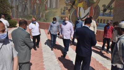 محافظ أسيوط يتابع خطة التطوير والرصف بشوارع وميادين المحافظة