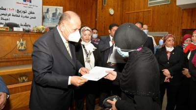 محافظ أسيوط يوزع عقود ومشروعات لـ103 عائلة من الأسر الأكثر احتياجًا