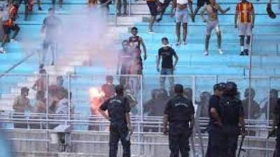 شغب المدرجات يؤجل مباراة الأهلي والترجي ساعة.. والأمن يطلق قنابل الغاز