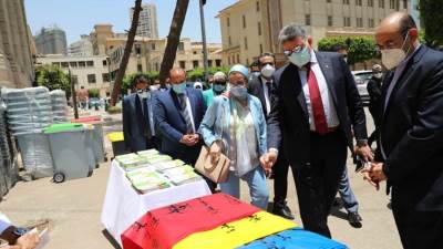 «البيئة» تُسلّم مستشفى «النساء والتوليد بجامعة القاهرة» مستلزمات طبية.. (صور)