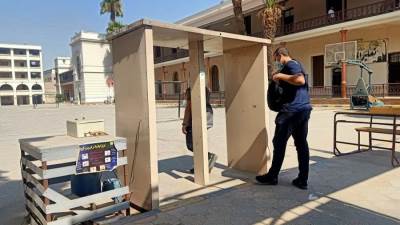 توافد طلاب المنازل والإعادة لأداء الامتحان التجريبي في الأحياء والتاريخ 