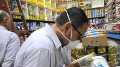 ضبط مواد غذائية وأدوية منتهية الصلاحية في حملات رقابية بمختلف المحافظات
