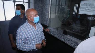 «الشباك موجود والموظف سارح».. «الوزير» يحيل ناظر محطة الإسكندرية للتحقيق