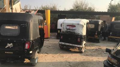 ضبط 23 «توك توك» مخالف وتنفيذ 30 قرار غلق وتشميع وإزالة بالعبور