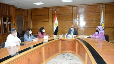 وفد أمريكي يبحث تأسيس مركز التطوير المهني بجامعة أسيوط