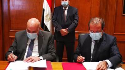 بتكلفة 2.6 مليار جنيه.. كواليس توقيع عقود 7 مصانع جديدة للغزل والنسيج