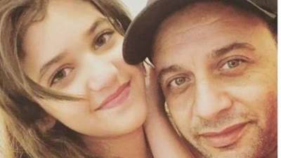 بعد غضب الجمهور.. مصطفى قمر يحذف صورته مع ابنته أثناء الصلاة بالنظارة