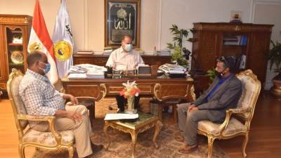 محافظ أسيوط يلتقي وكيل وزارة التموين لبحث التوسع بمحطات الغاز الطبيعي