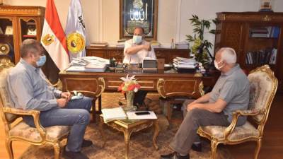 محافظ أسيوط يلتقي وكيل التعليم لاستعراض التشكيل الجديد للجنة اختيار القيادات الوسطى