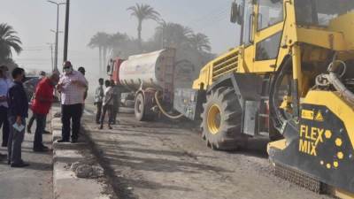  بأحدث المعدات.. محافظ أسيوط يتفقد أعمال رصف الطريق الدائري بحي غرب
